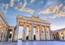 Check in cổng Brandenburg – biểu tượng hòa bình của thủ đô Berlin Đức Check in cổng Brandenburg - biểu tượng hòa bình của thủ đô Berlin Đức